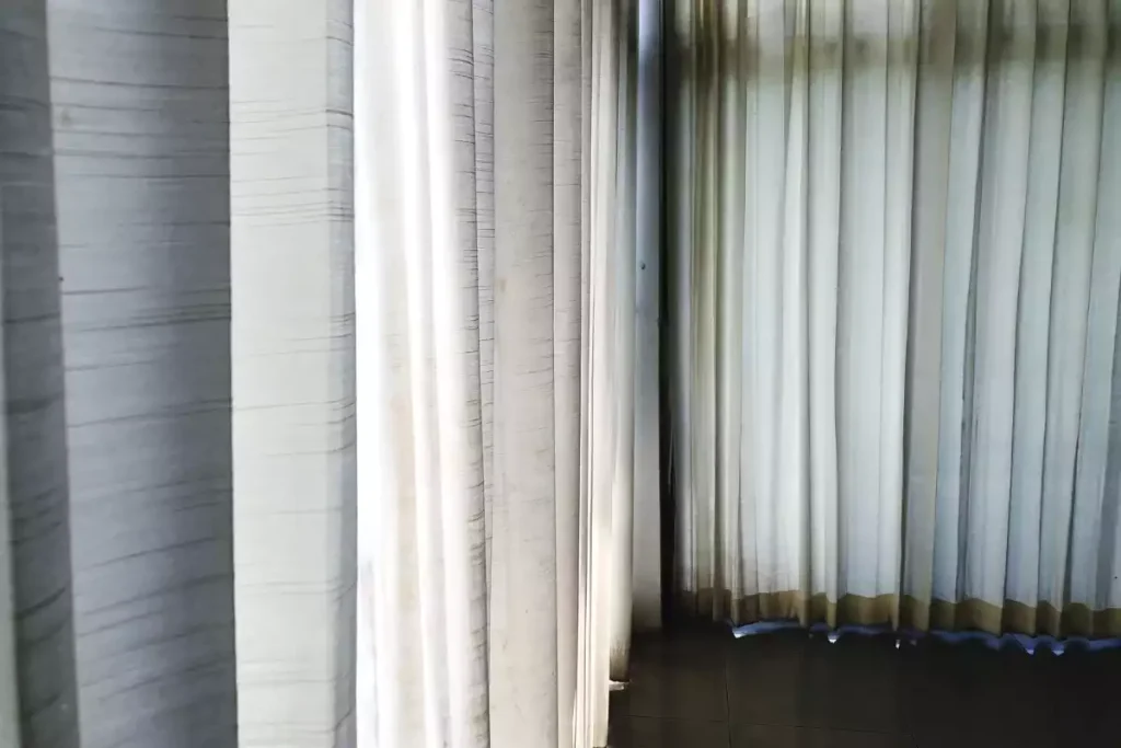 comment attacher rideaux trop long