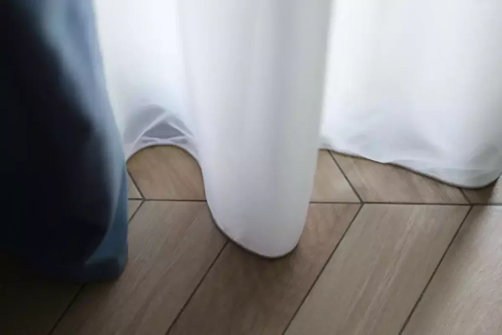 comment fixer rideaux trop long