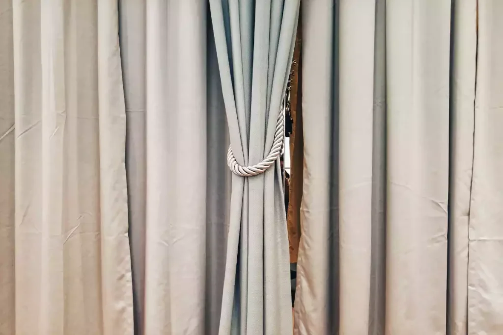 comment raccourcir rideaux trop long