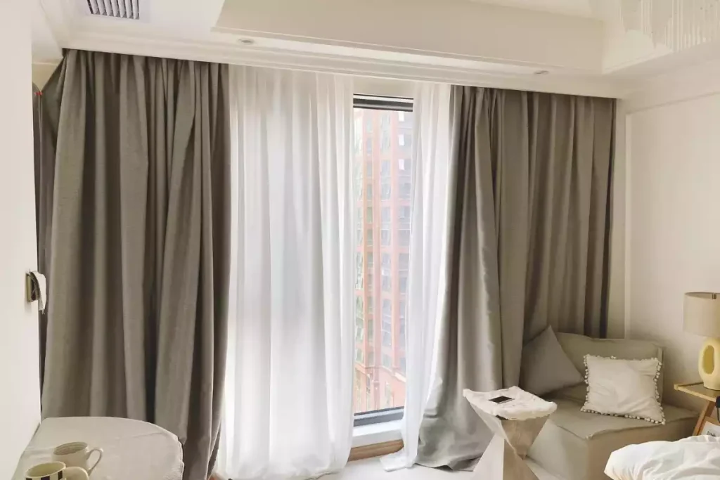 comment doubler un rideau avec du tissu occultant