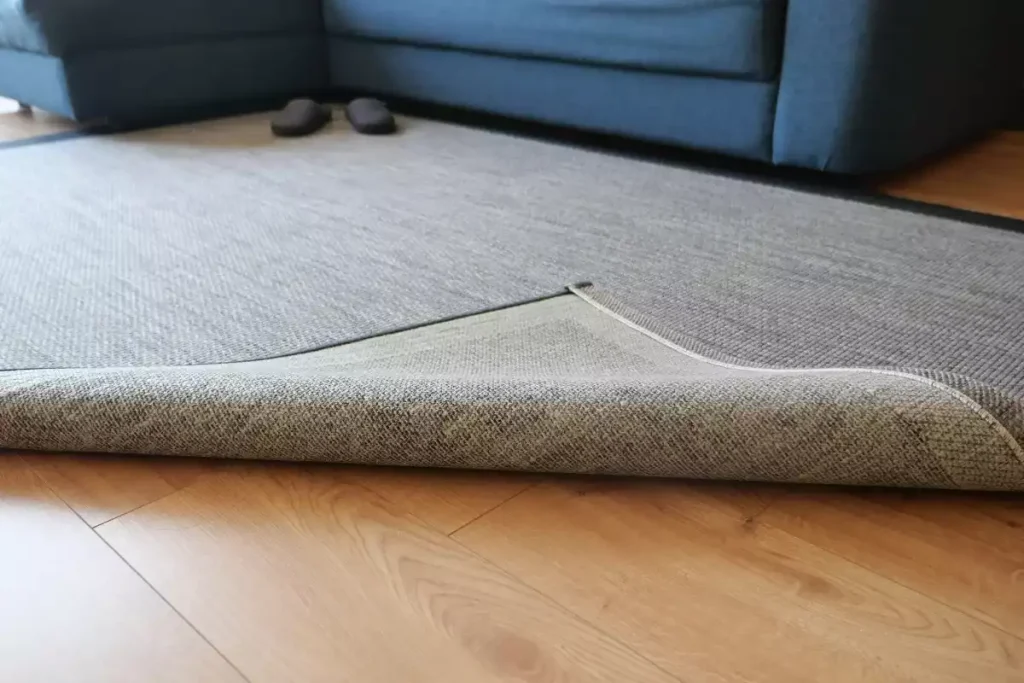 comment faire tenir un tapis au sol https