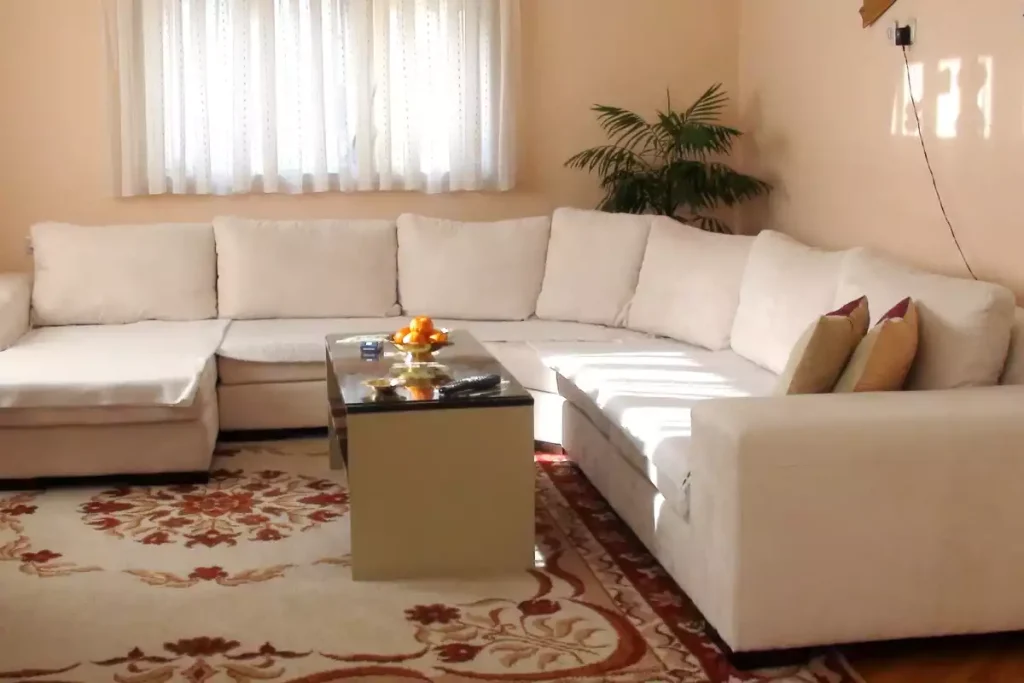 comment installer un tapis sous un canapé d'angle