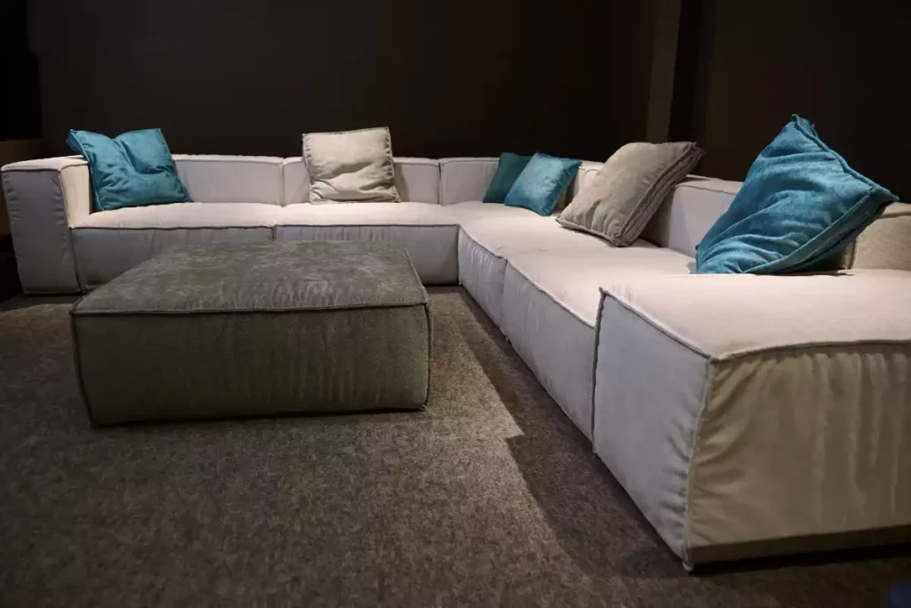 comment placer un tapis sous un canapé d'angle