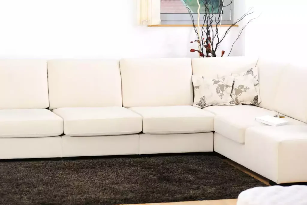 comment positionner un tapis sous un canapé d'angle