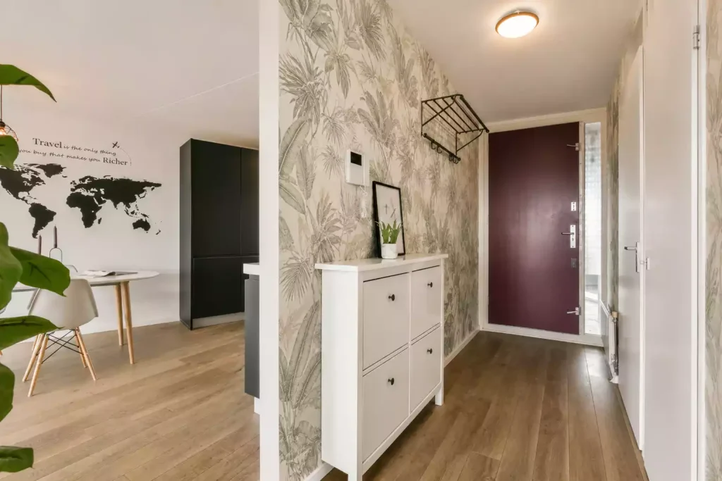 Décoration de couloir moderne avec un papier peint tendance