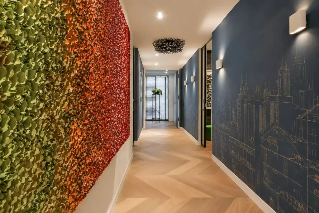 Idées déco avec du papier peint pour embellir un couloir