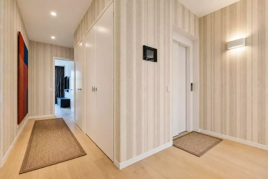 Belles inspirations de papier peint pour transformer un couloir