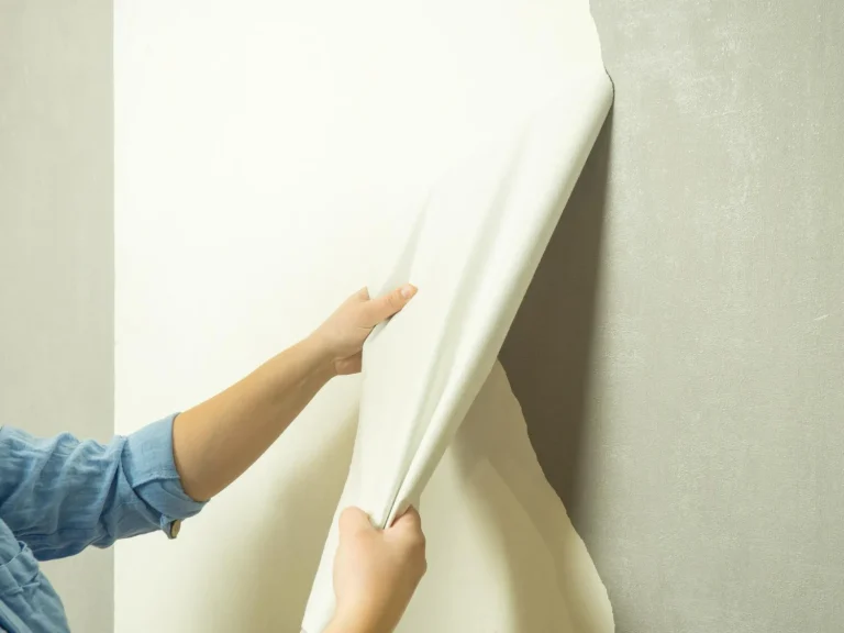 Procédé technique pour retirer un papier peint plastifié sans endommager le support