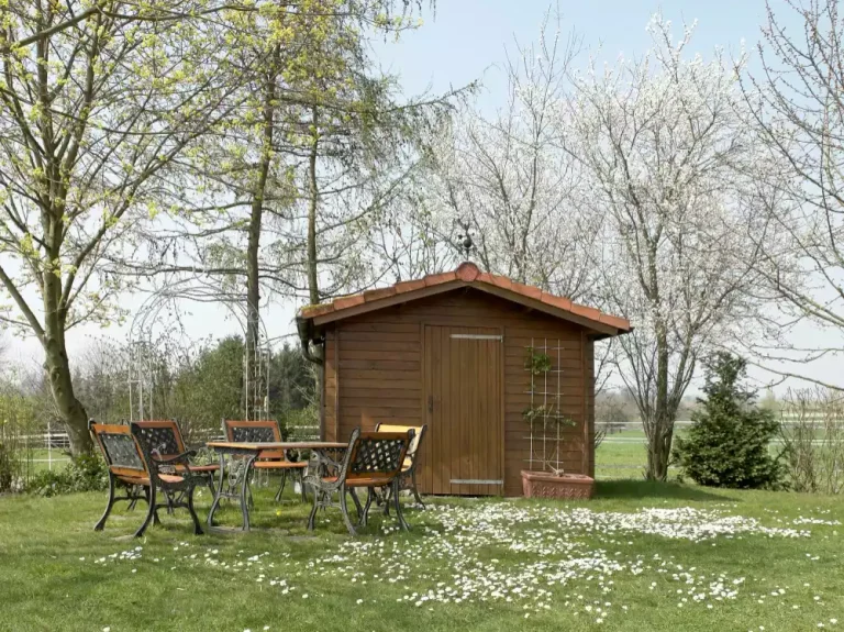 Comment installer un abri de jardin en toute légalité en 2026 ?