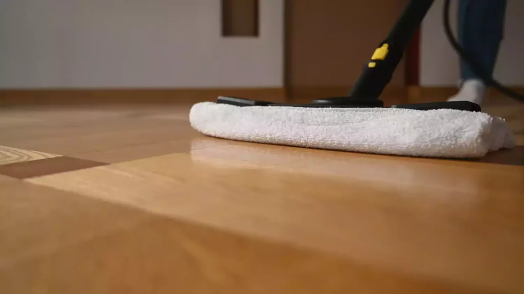 Comment prendre soin d’un parquet vitrifié sans prise de tête ?