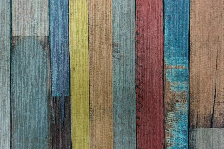 8 idées déco avec un papier peint intissé à motif de planches multicolores