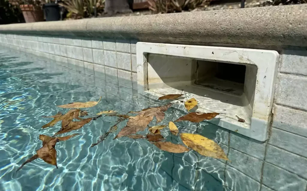 Skimmer de piscine bouché : comment éviter la galère et retrouver une eau limpide ?
