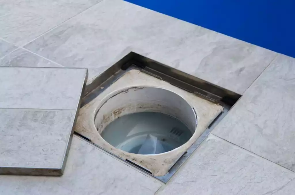 Repérer un skimmer bouché : signes et astuces d’identification